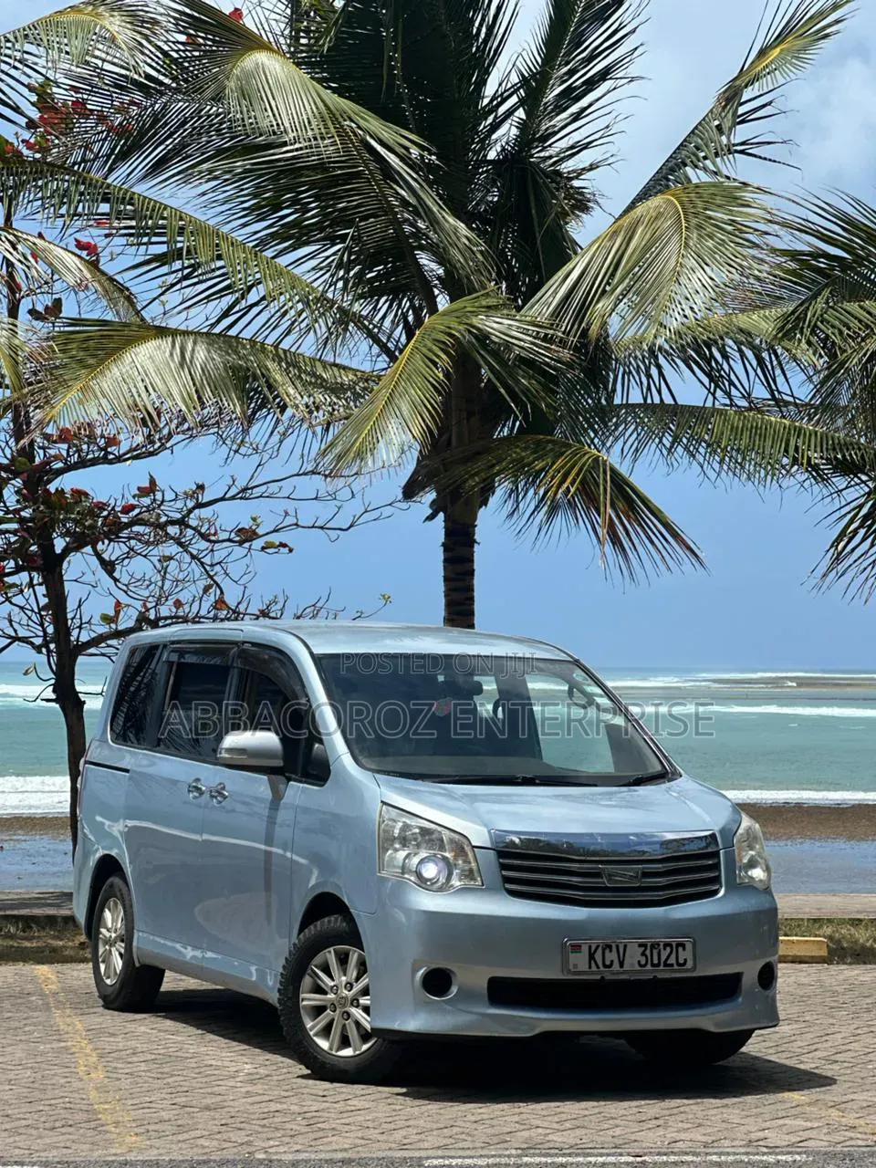 Toyota Noah 2012