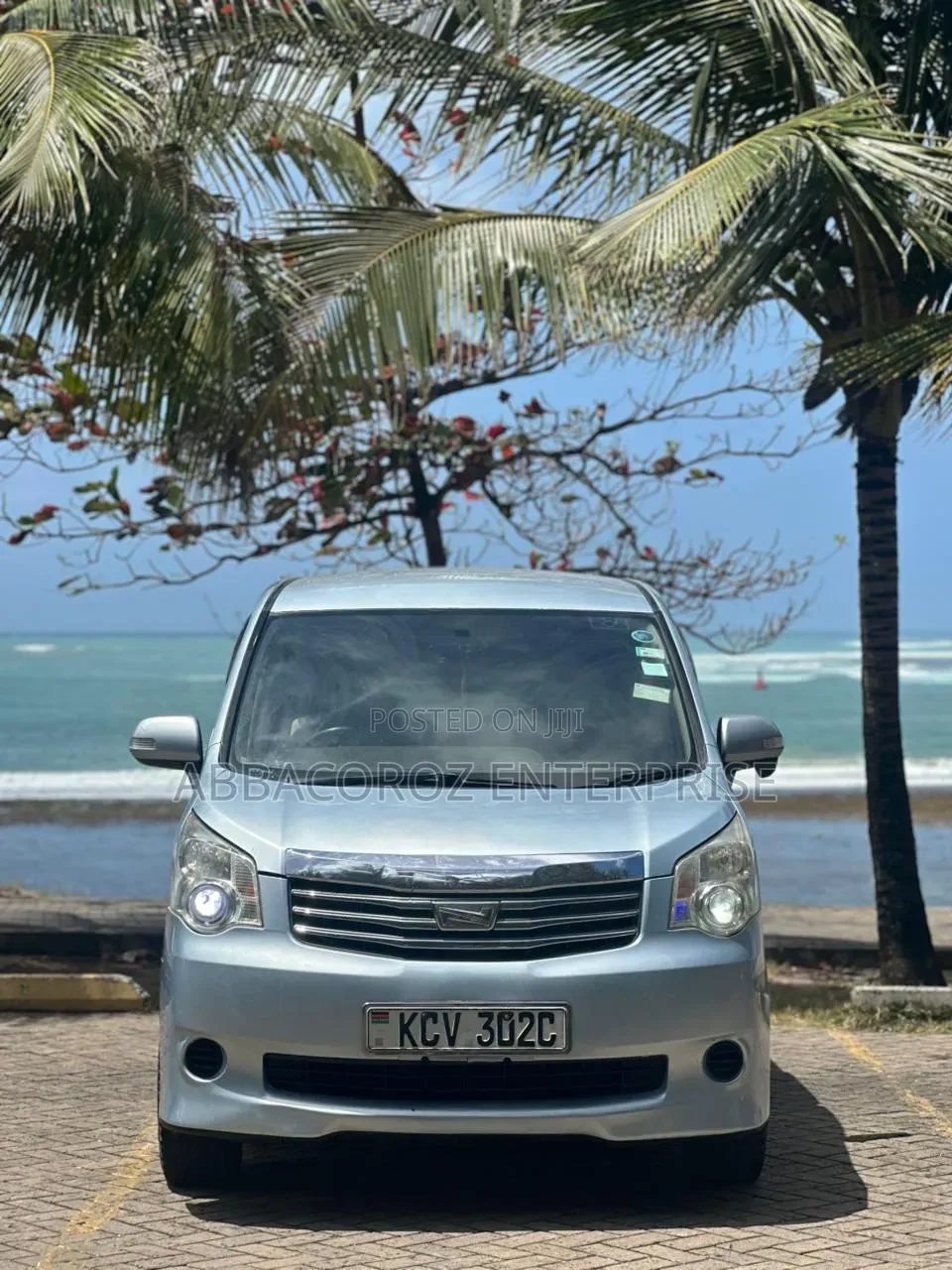 Toyota Noah 2012