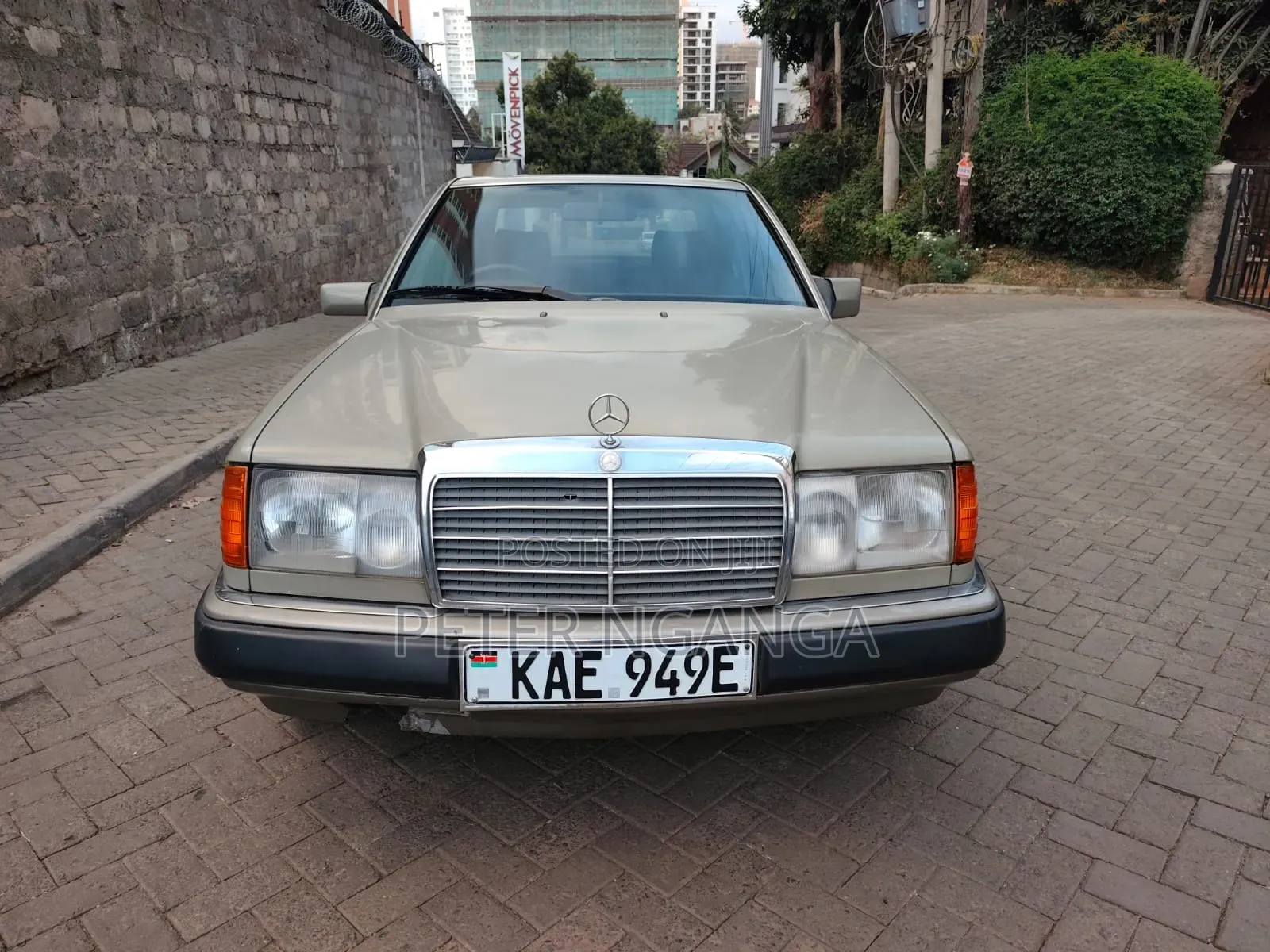 Mercedes-Benz W124 1993 Gold