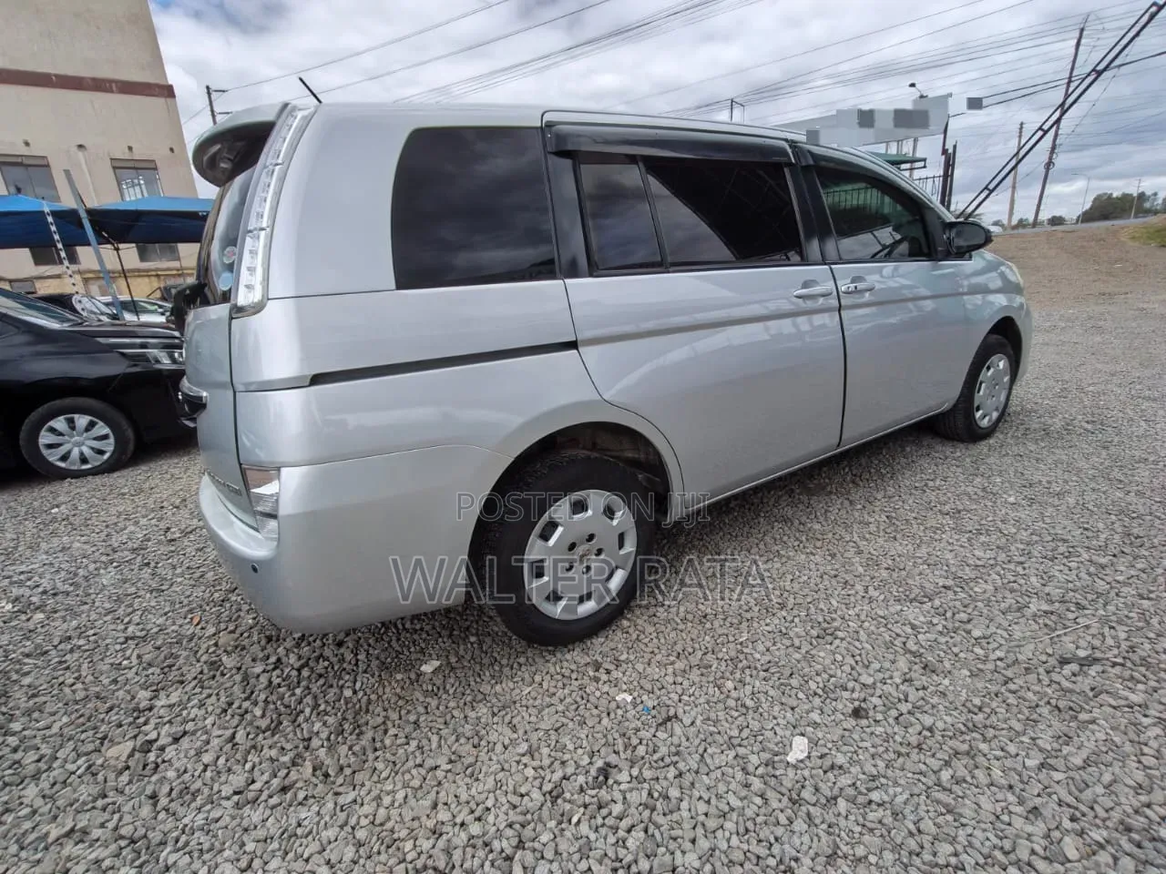 Toyota ISIS 2015 Silver