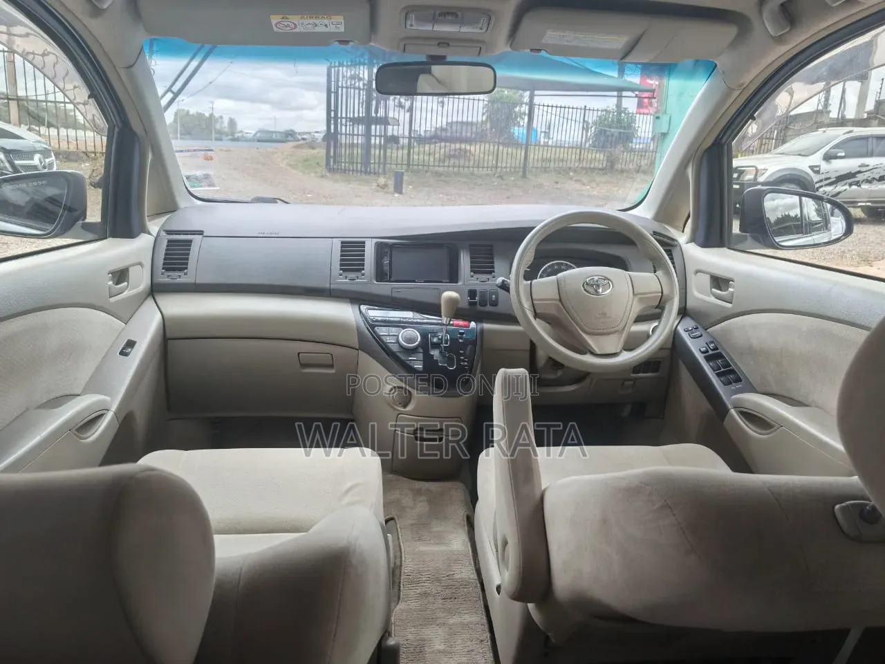Toyota ISIS 2015 Silver