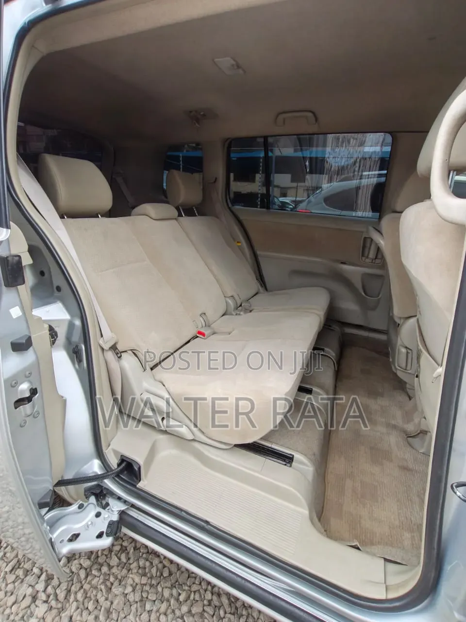 Toyota ISIS 2015 Silver