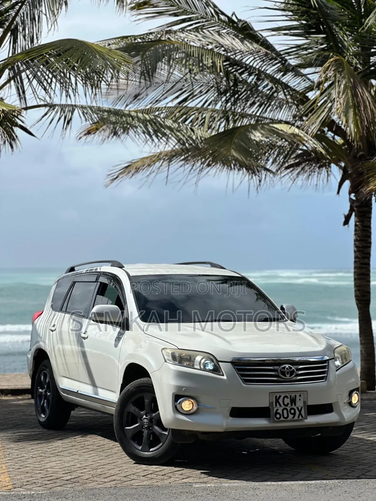 Toyota Vanguard 2013 White