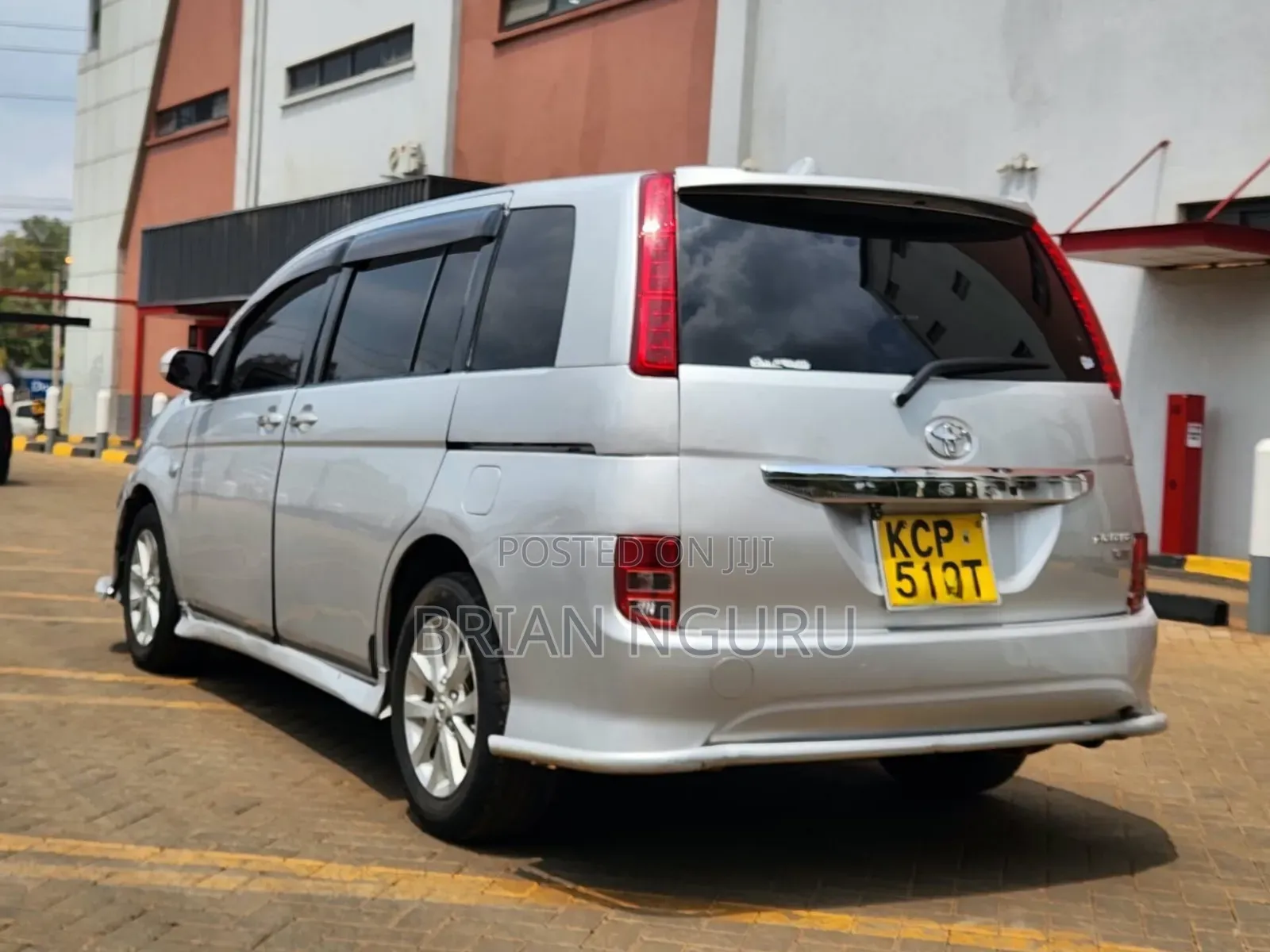 Toyota ISIS 1.8 L 2WD 2011 Silver