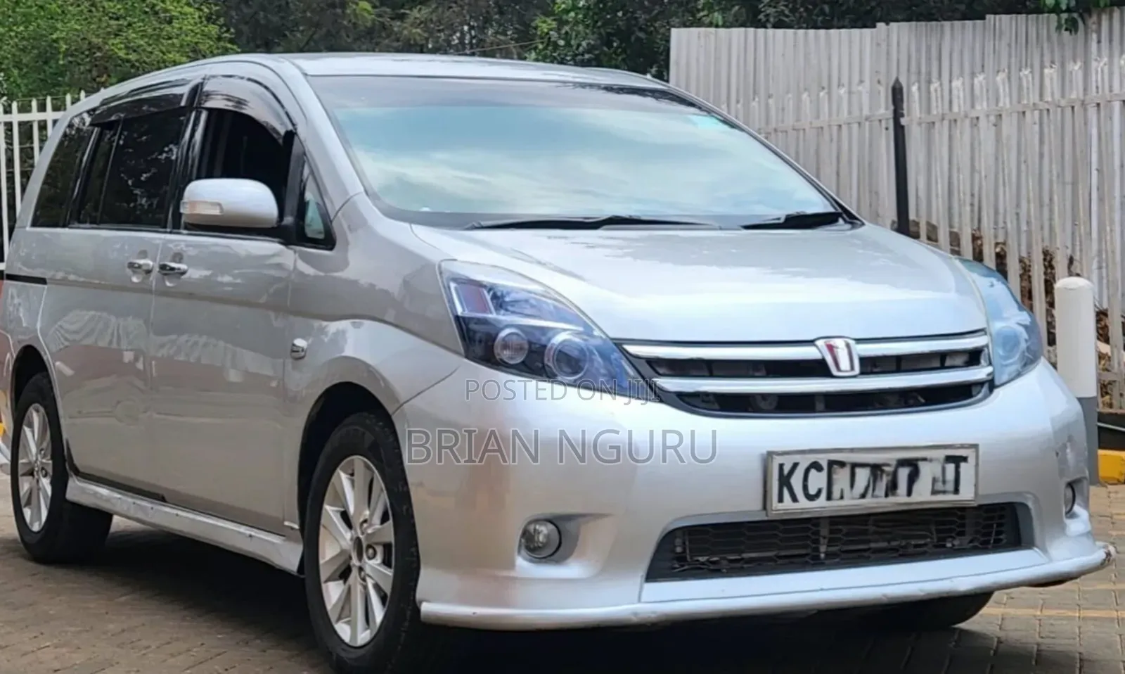 Toyota ISIS 1.8 L 2WD 2011 Silver