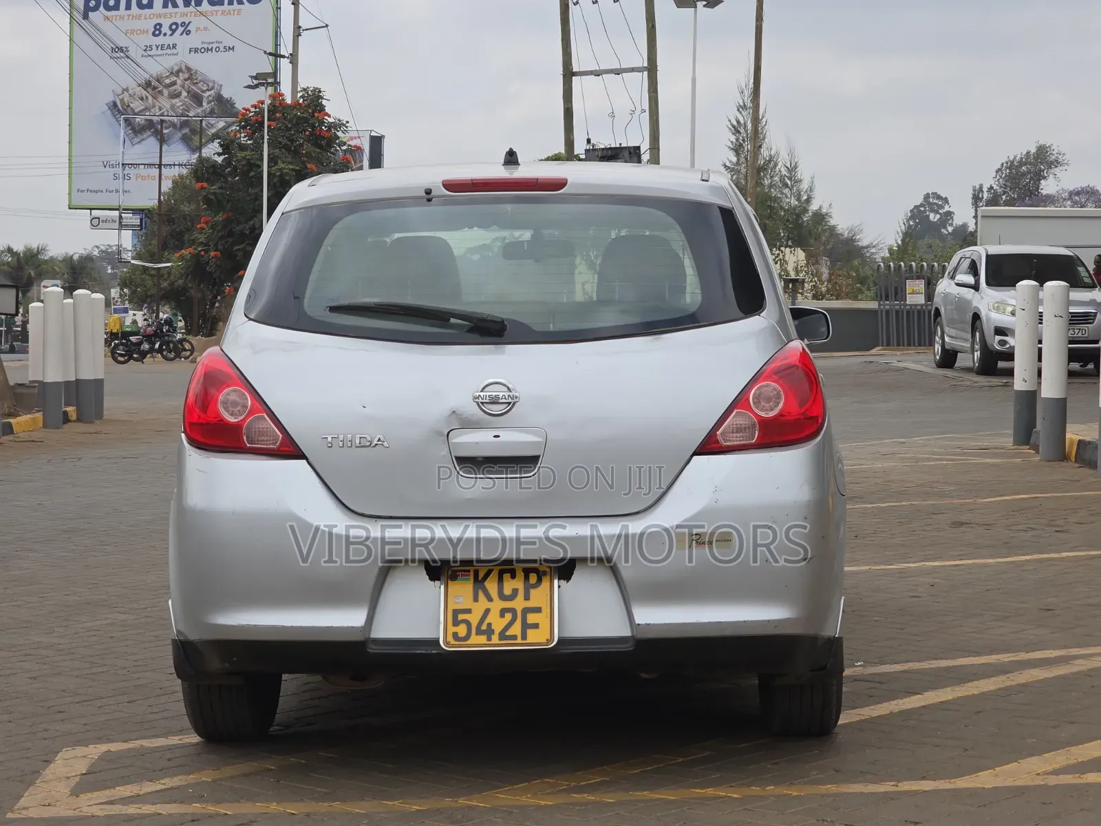 Nissan Tiida 2010 Silver