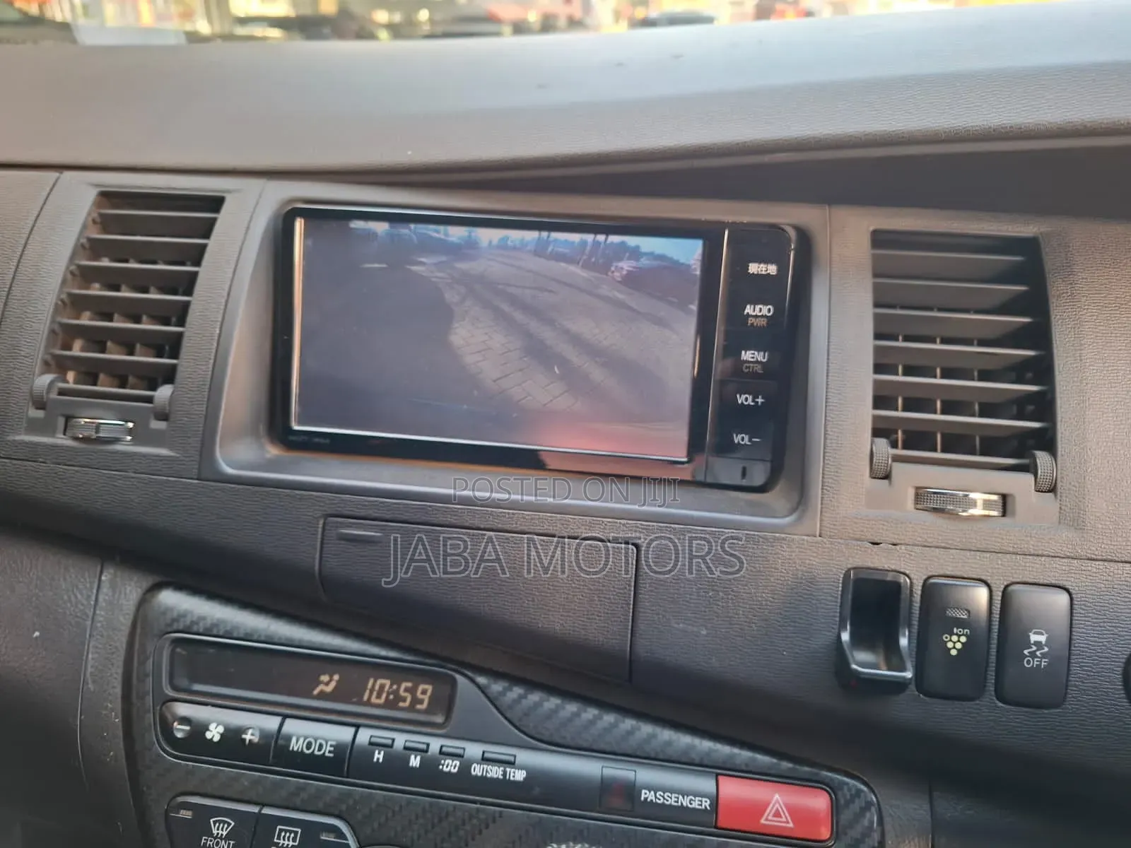 Toyota ISIS 2016 Black