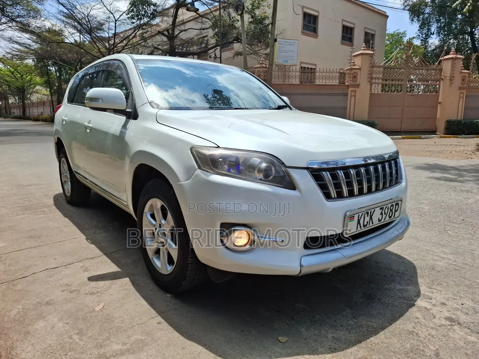 Toyota Vanguard 2010 White