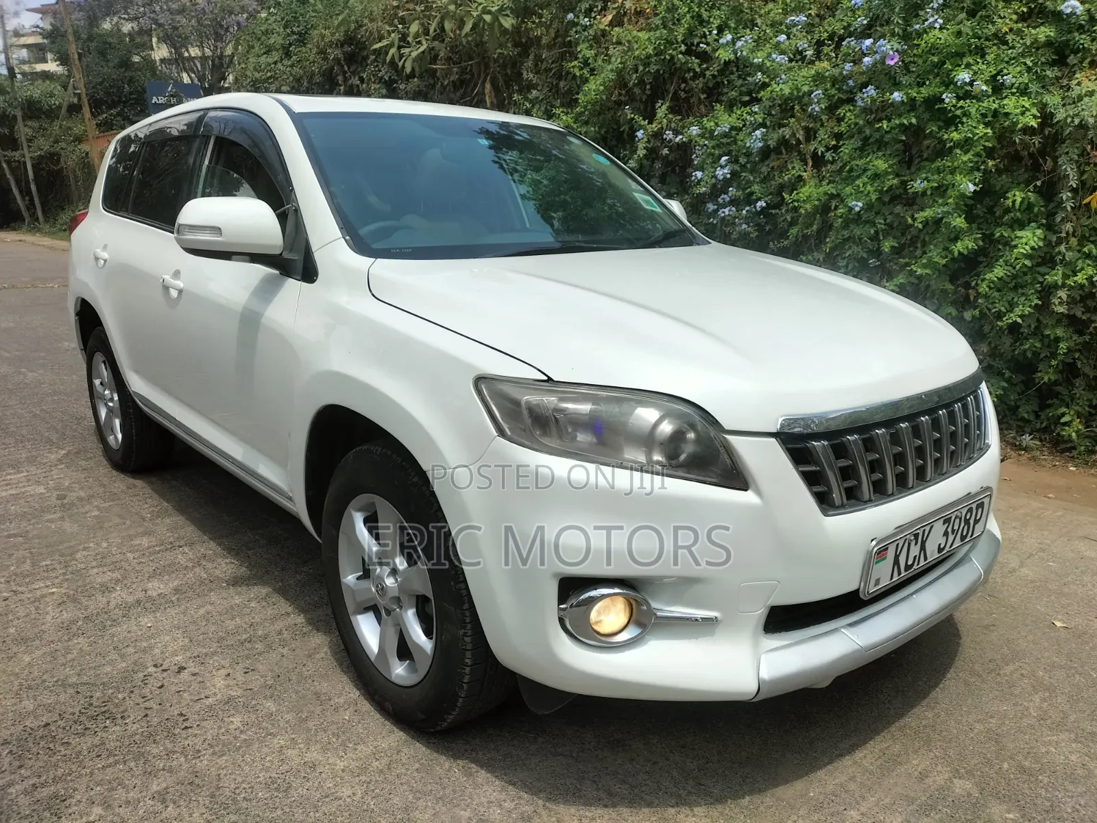 Toyota Vanguard 2010 White