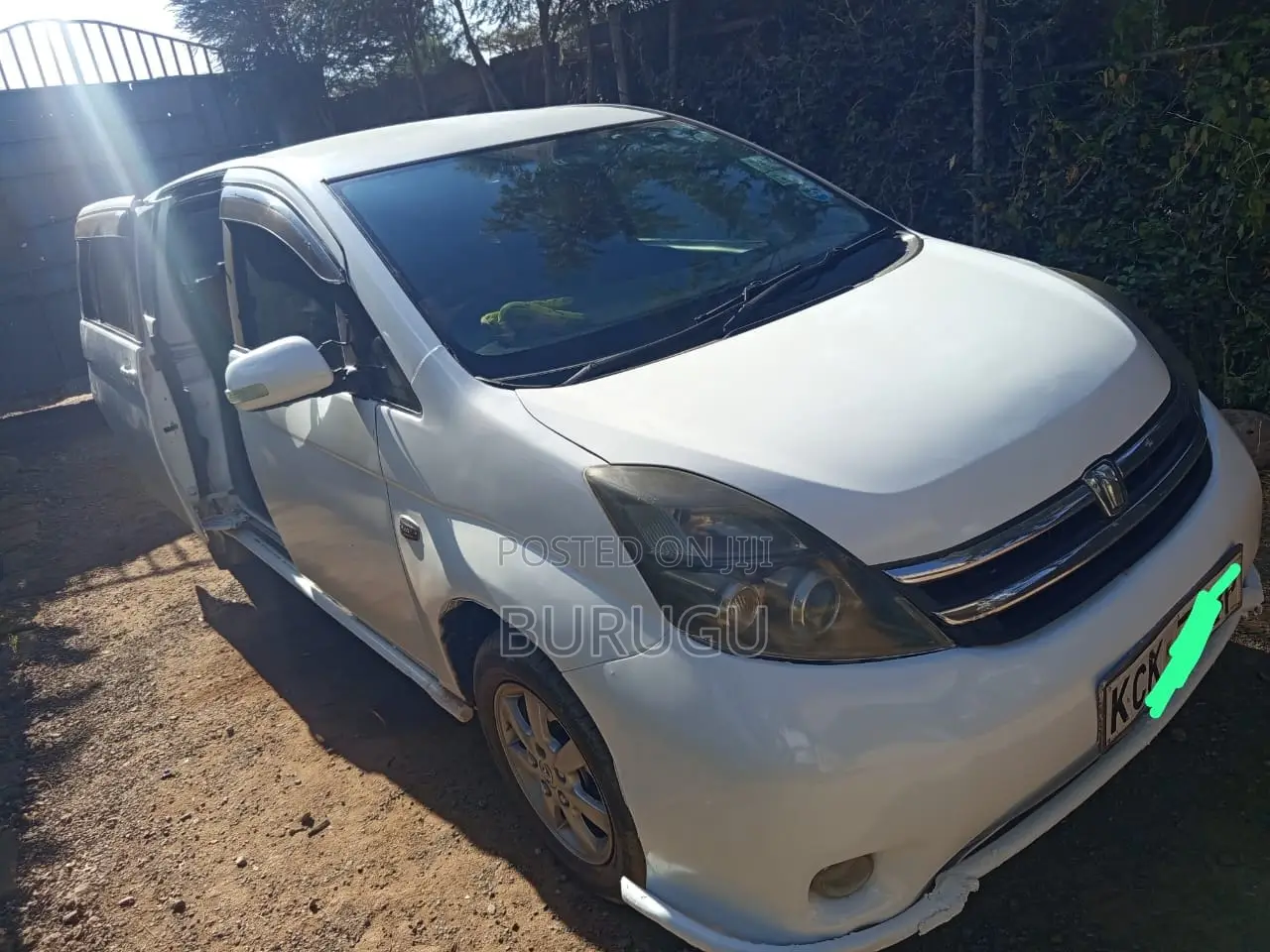 Toyota ISIS 2011 White