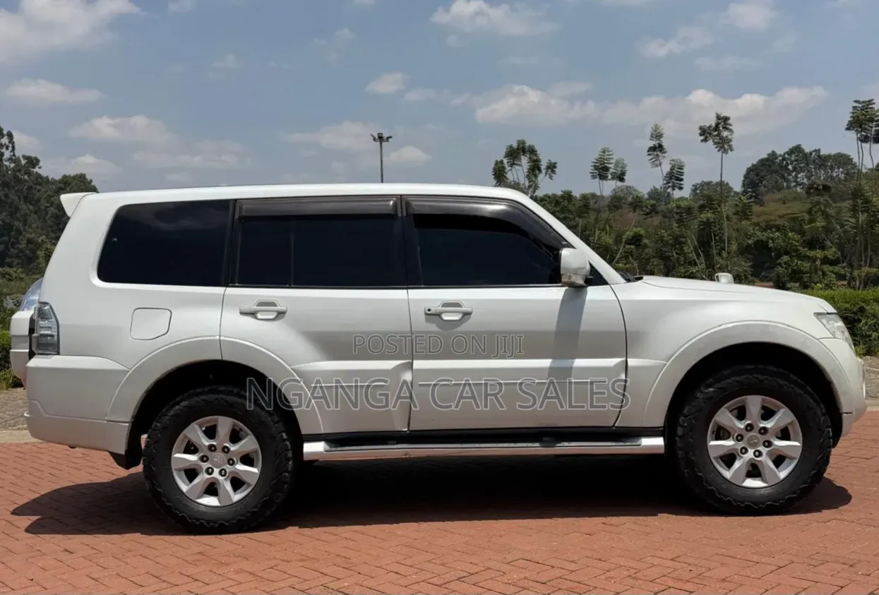 Mitsubishi Pajero 2012 White