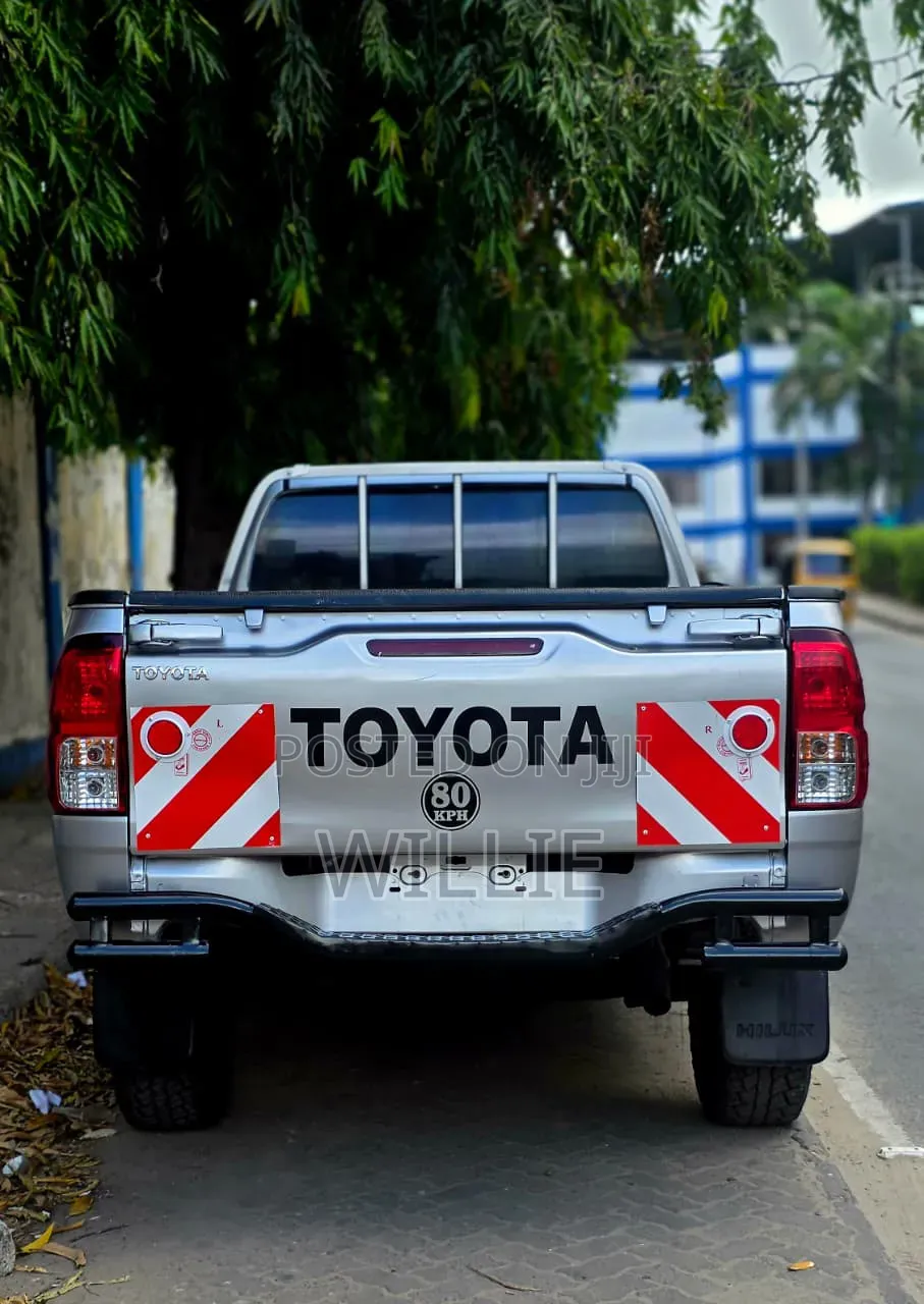 Toyota Hilux 2022 Silver