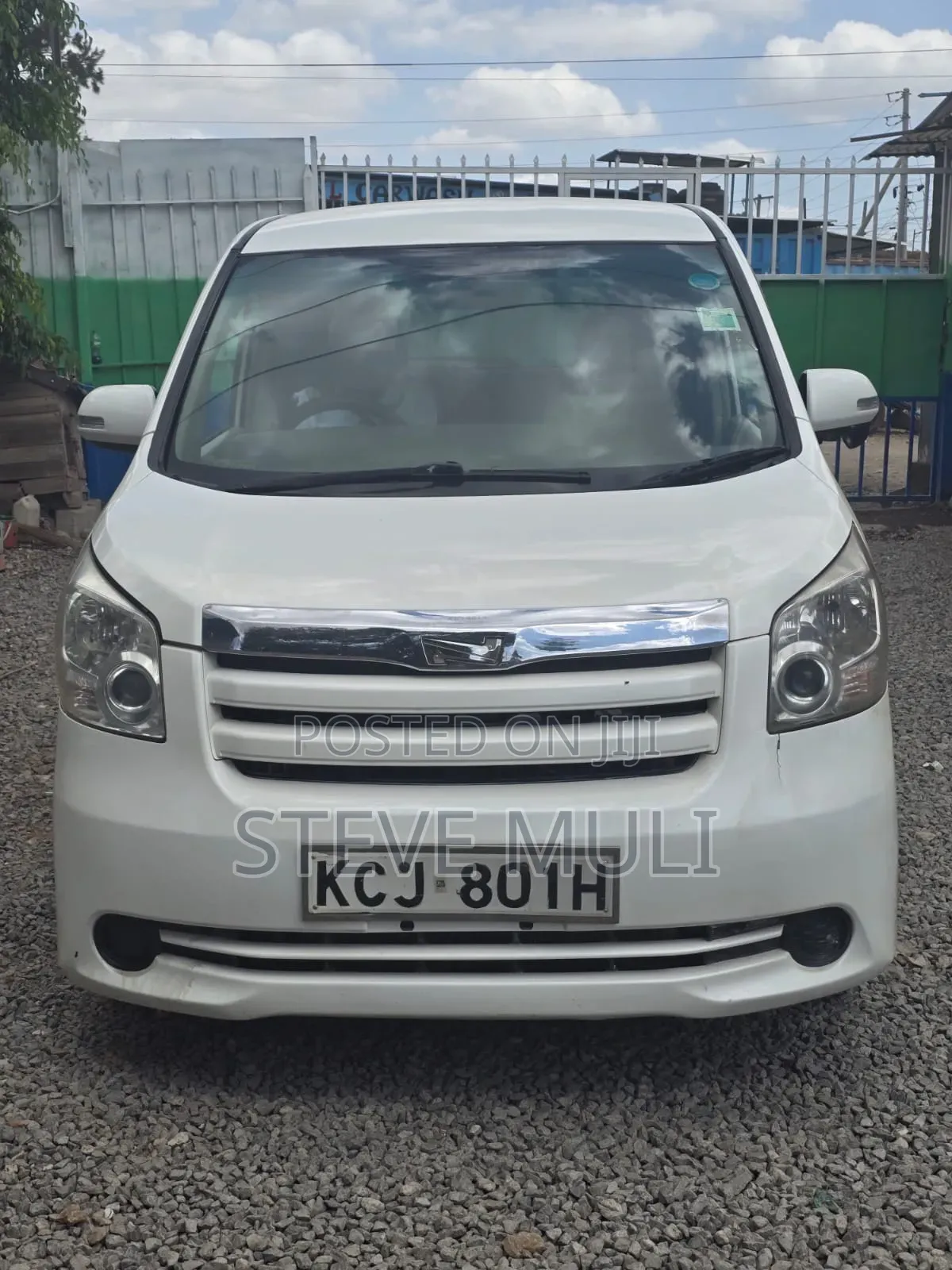 Toyota Noah 2010 White