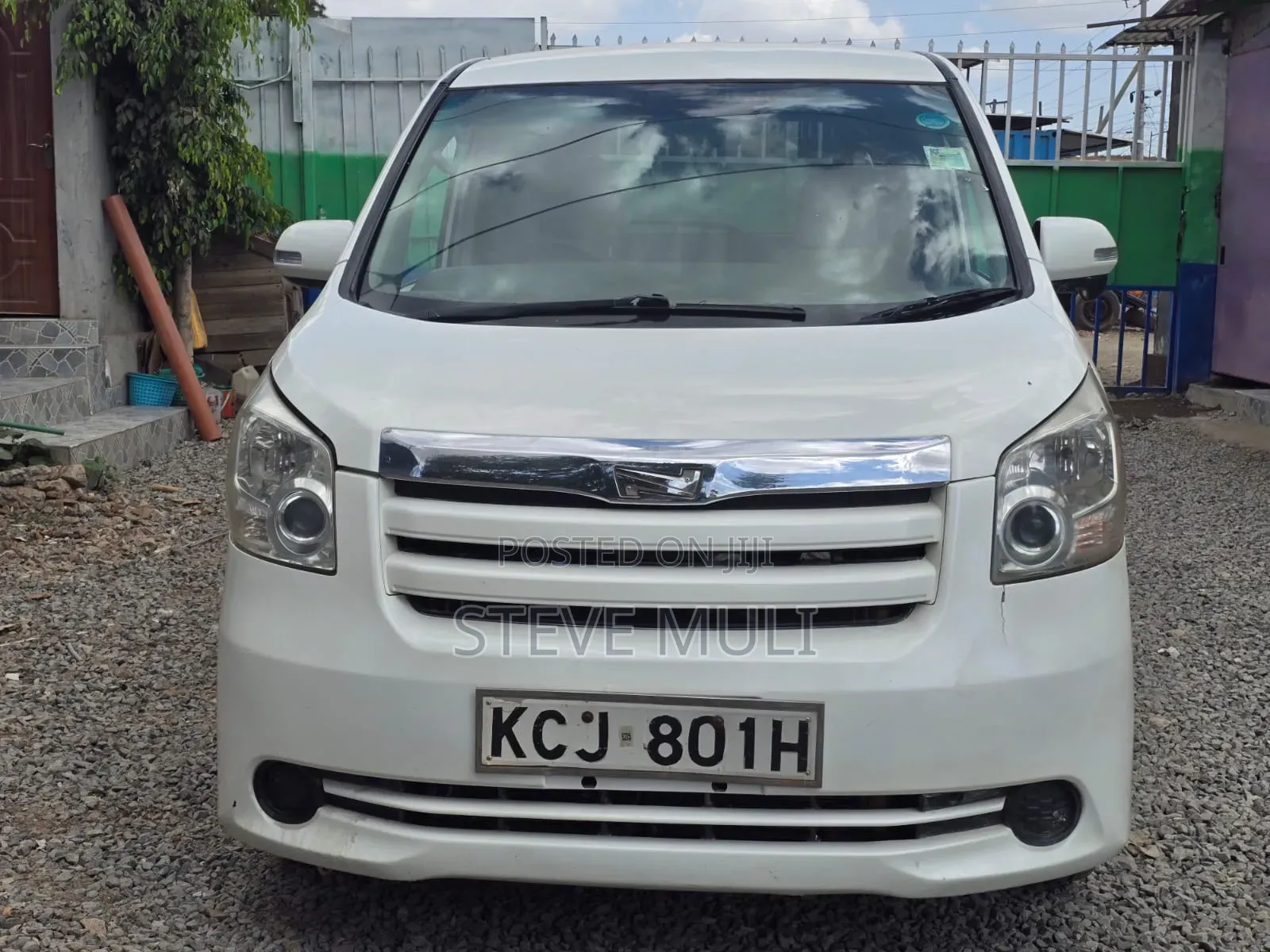 Toyota Noah 2010 White