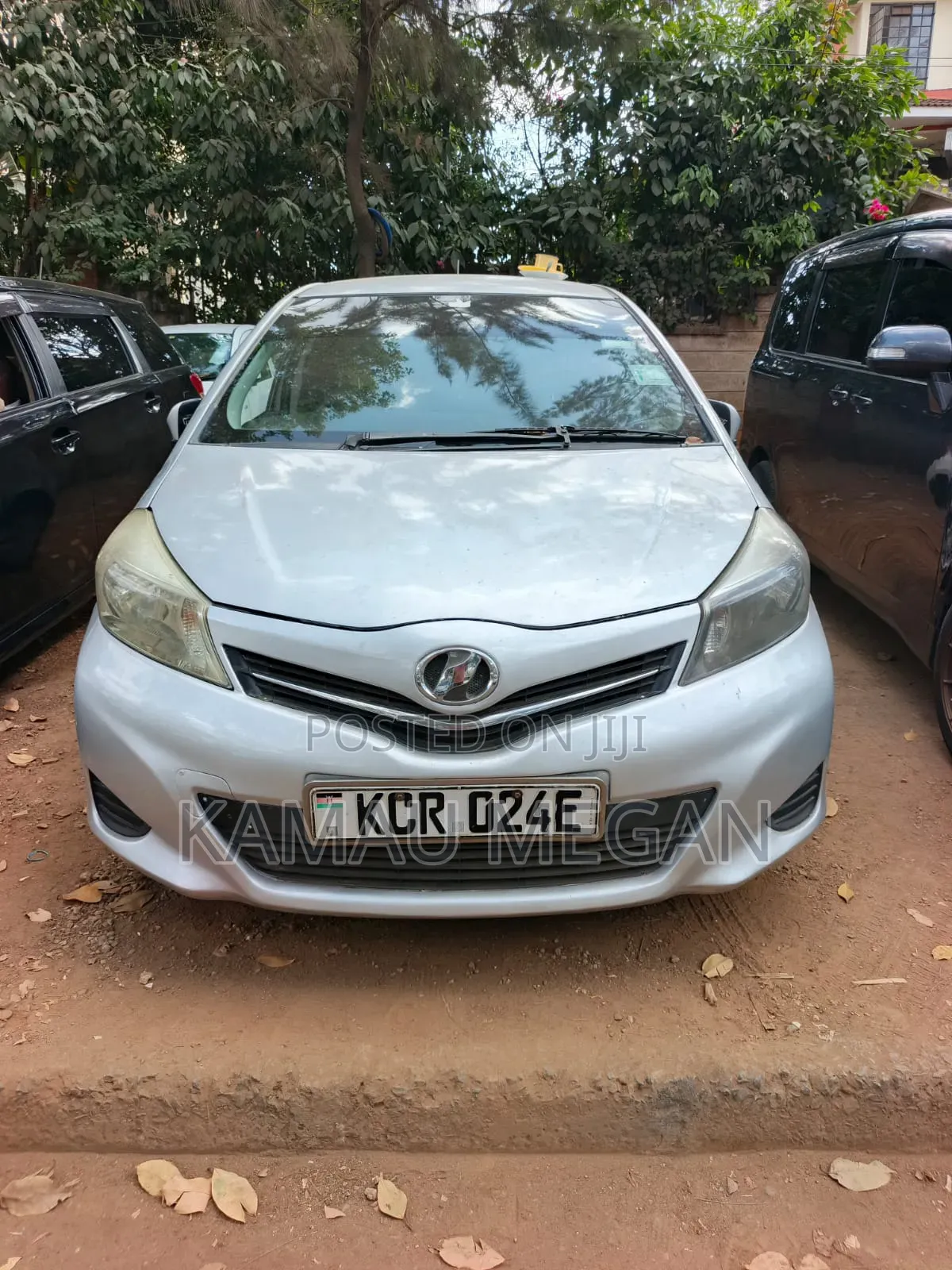 Toyota Vitz 2011 Silver