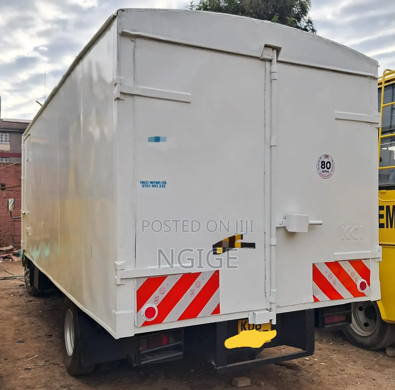 Isuzu NQR Truck Closed Body