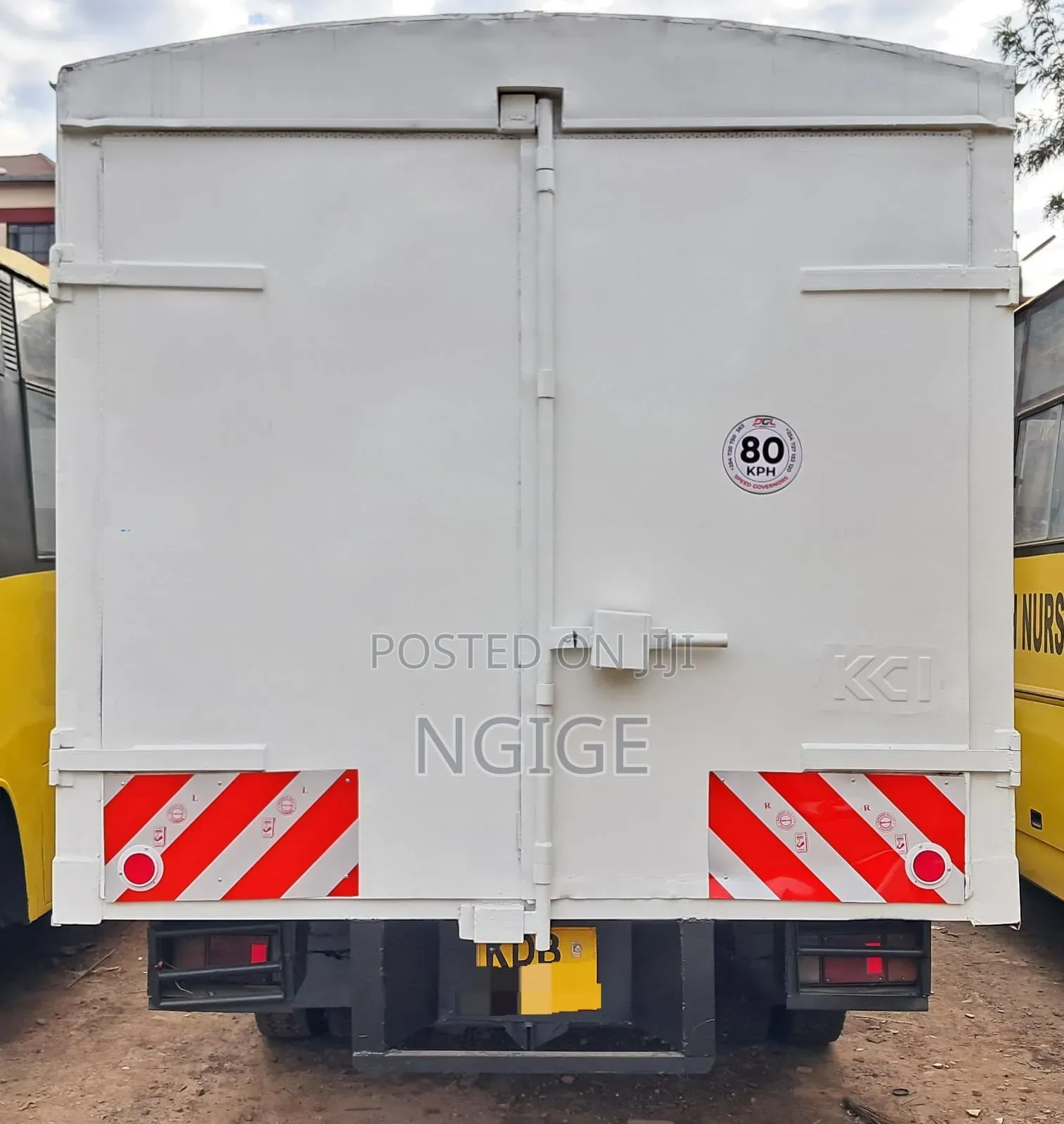 Isuzu NQR Truck Closed Body