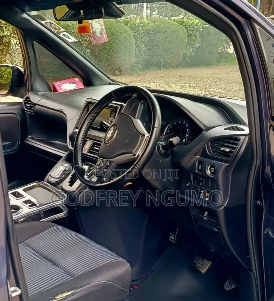 Toyota Noah 2.0 AWD (8 Seater) 2017 Blue