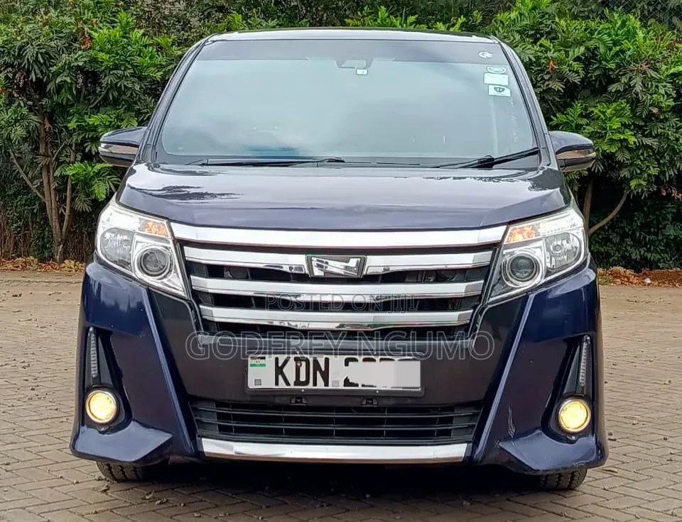 Toyota Noah 2.0 AWD (8 Seater) 2017 Blue