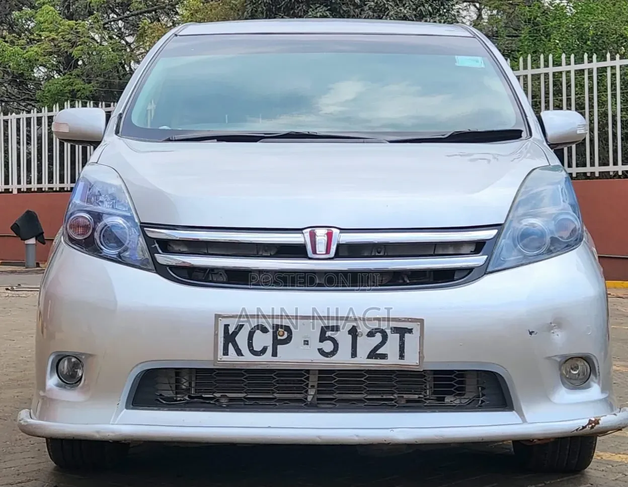 Toyota ISIS 2011 Silver