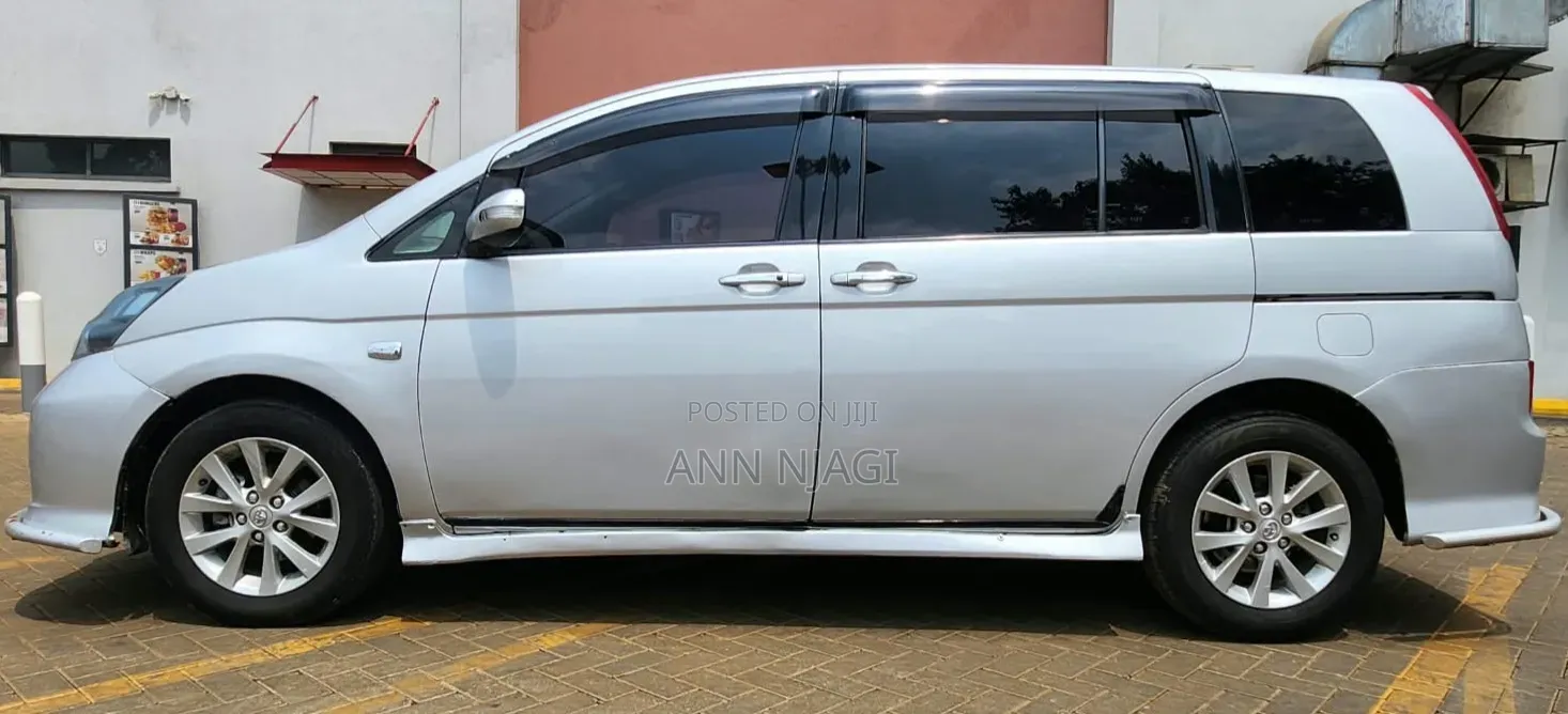 Toyota ISIS 2011 Silver