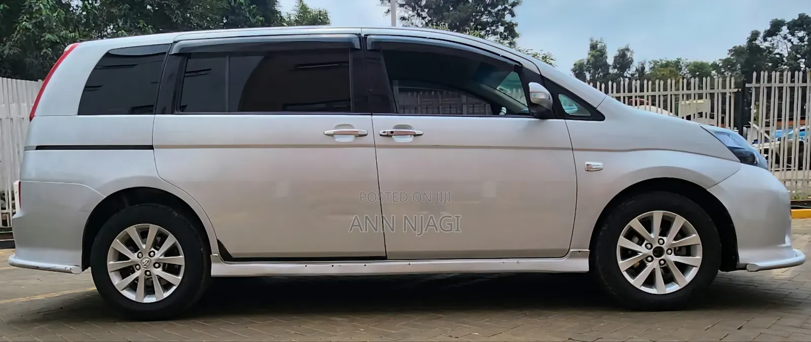 Toyota ISIS 2011 Silver