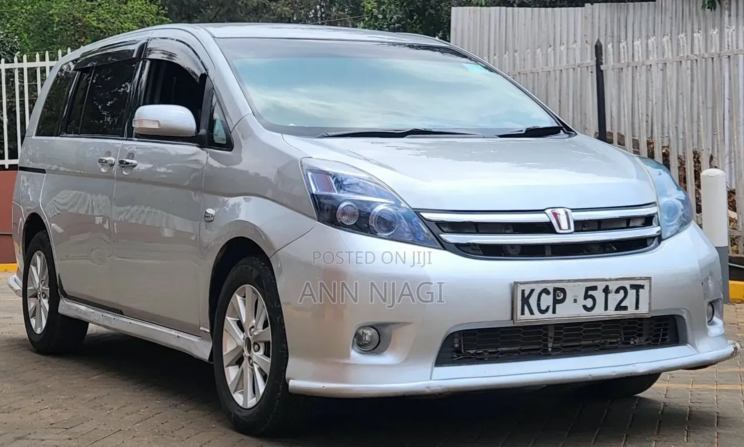Toyota ISIS 2011 Silver