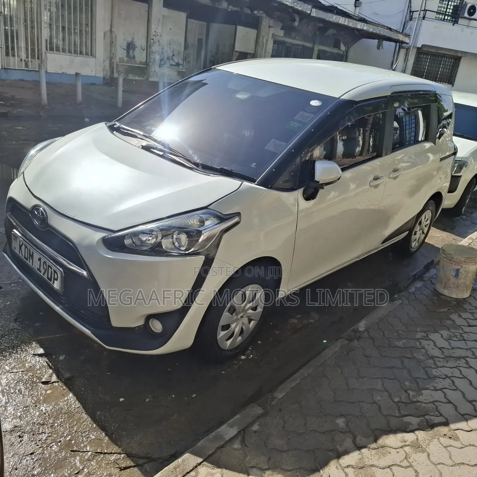 Toyota Sienta 1.5 FWD (6-seater) 2017 White