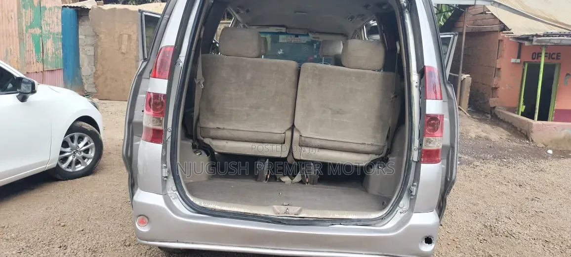 Toyota Noah 2004 Silver