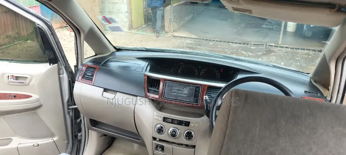 Toyota Noah 2004 Silver