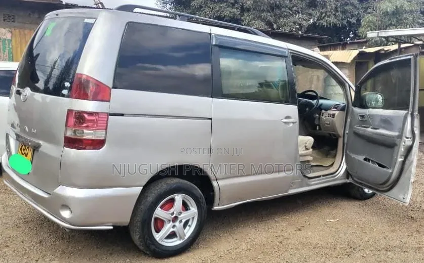 Toyota Noah 2004 Silver