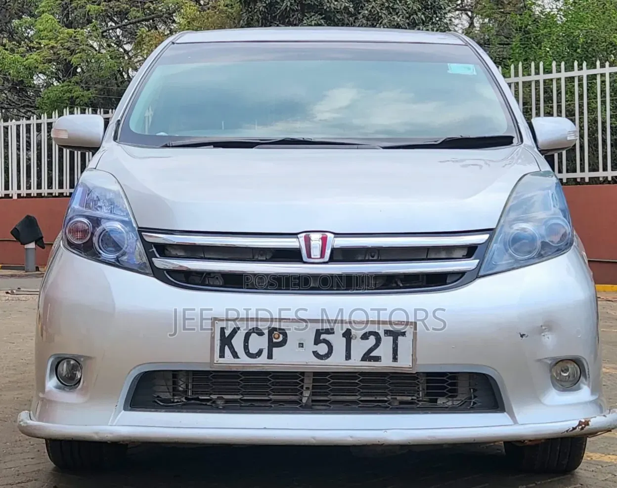 Toyota ISIS 2011 Silver