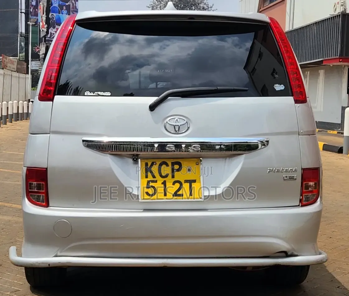 Toyota ISIS 2011 Silver