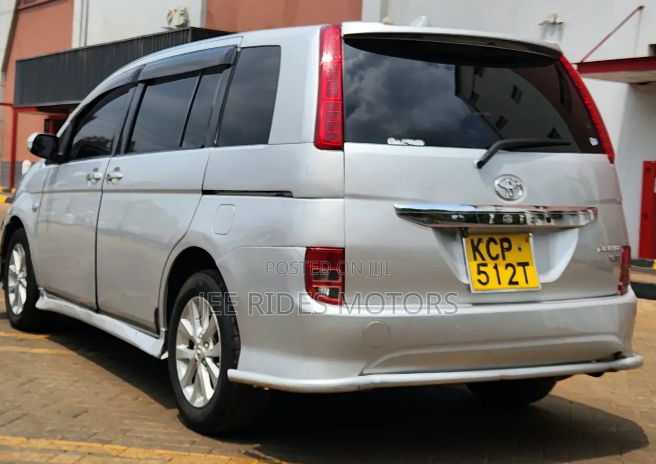 Toyota ISIS 2011 Silver