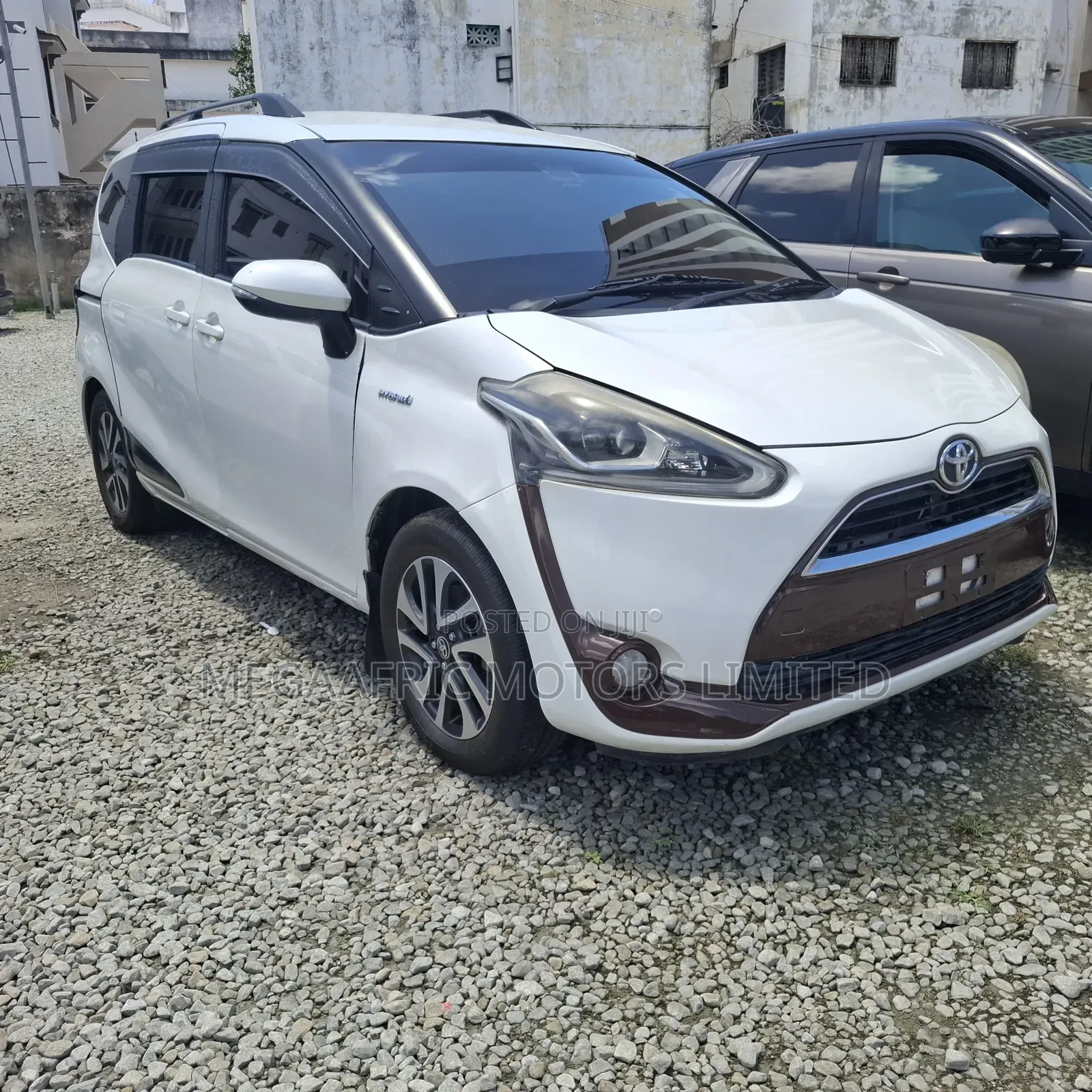 Toyota Sienta 1.5 Hybrid FWD (6-seater) 2017 White