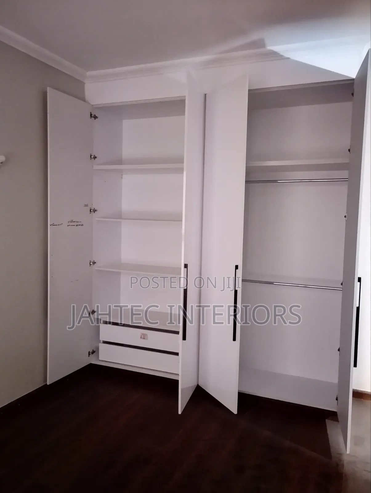 Wardrobe Fundi Open and Closed Wardrobe