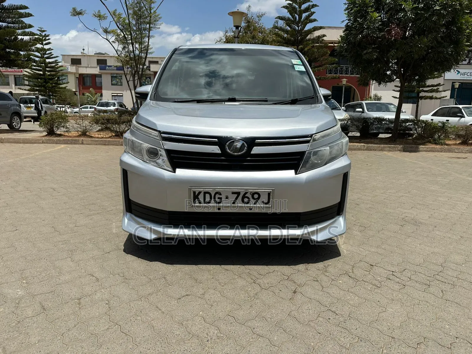 Toyota Voxy 2015 Silver