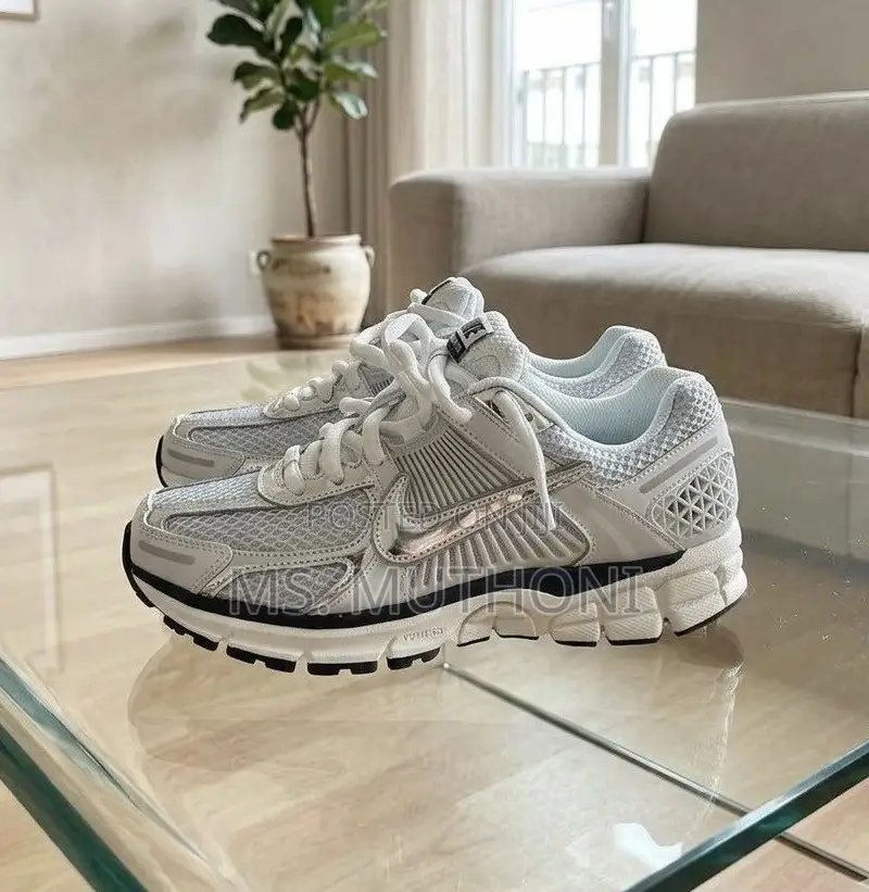 Nike Photon Dust/Metallic Silver" Vomero Size 40-45
