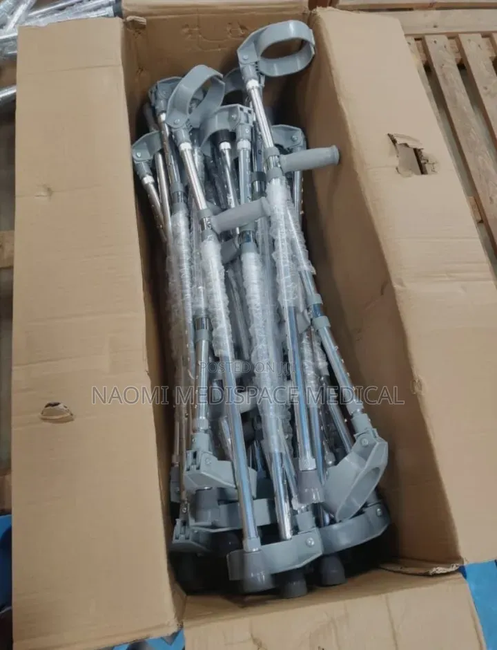 Closed Cuff Height-Adjustable Crutches