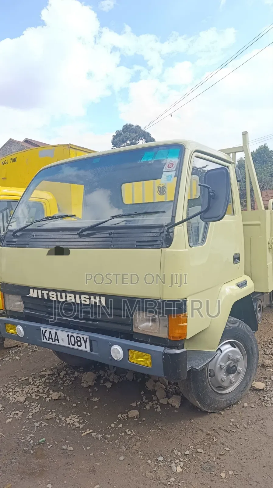 Mistubishi FH 100 1990 Yellow