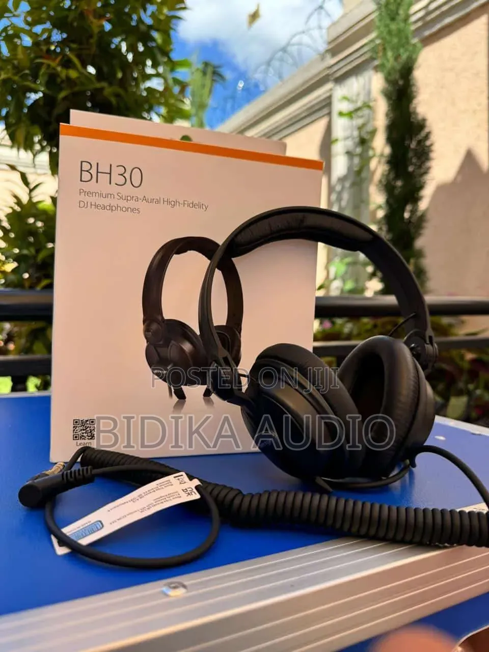 Behringer BH30 Premium Supra-Aural High-Fidelity DJ Headphones