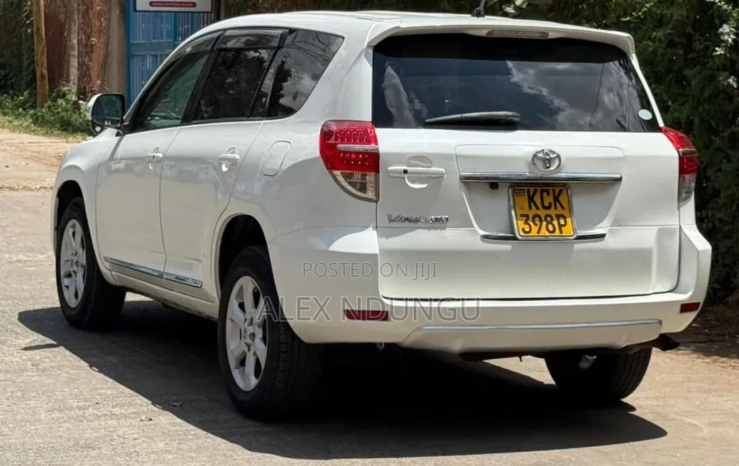 Toyota Vanguard 2010 White