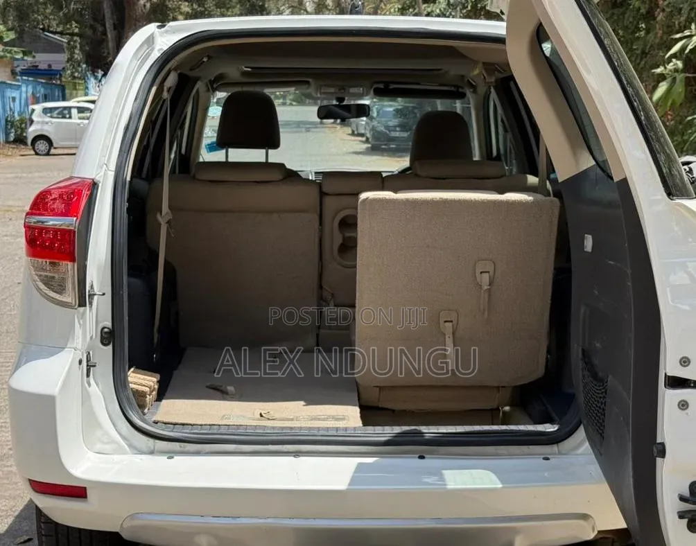 Toyota Vanguard 2010 White