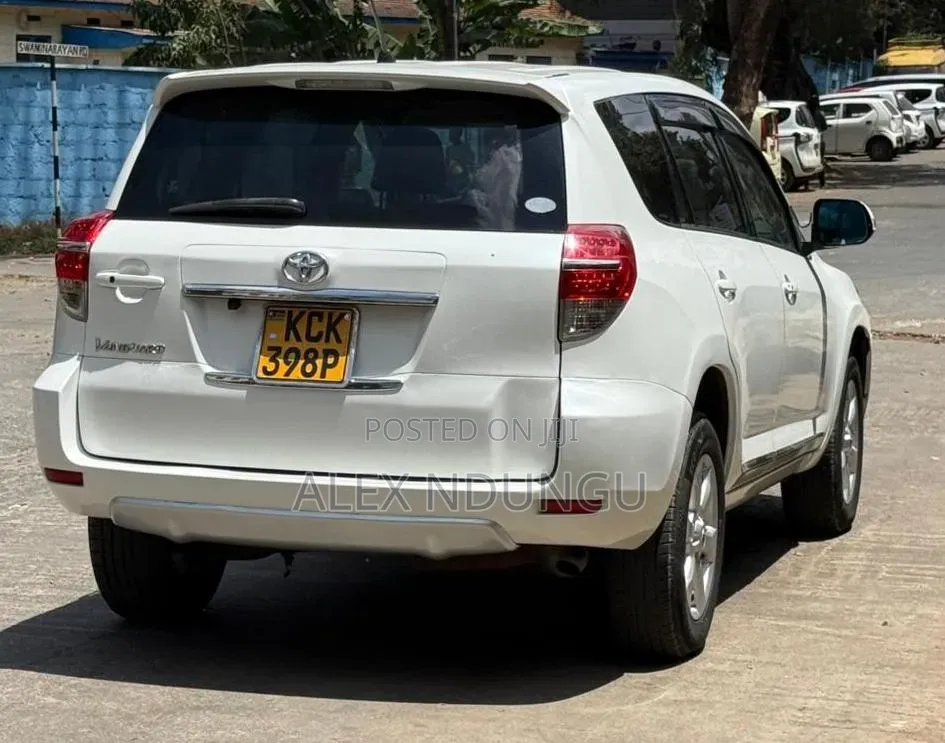 Toyota Vanguard 2010 White