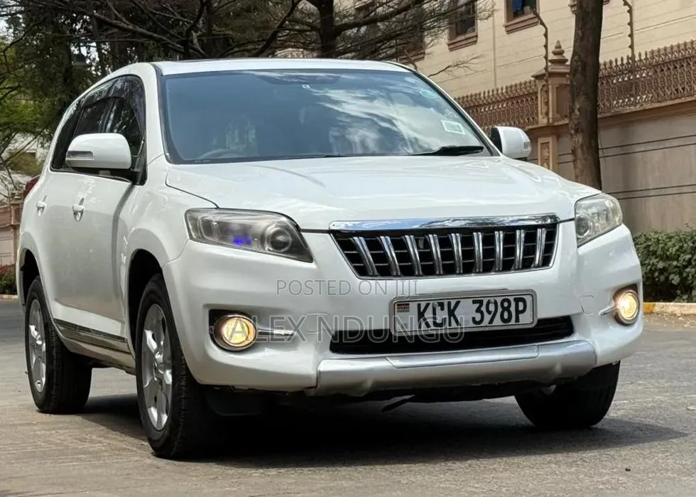 Toyota Vanguard 2010 White