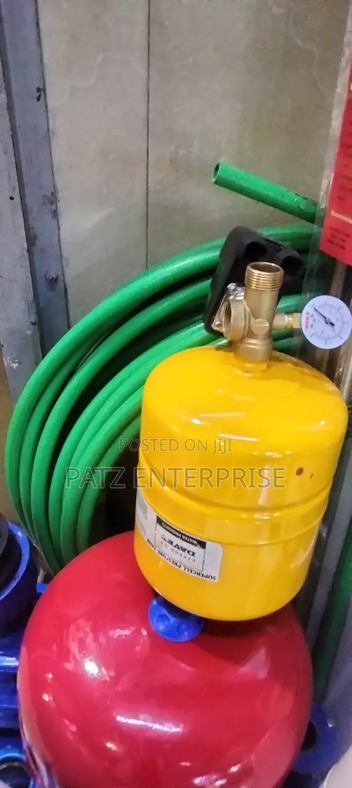 Pressure Tank With Gauge