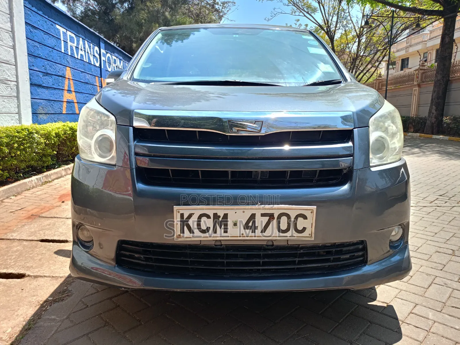 Toyota Noah 2.0 143hp FWD (8 Seater) 2010 Gray