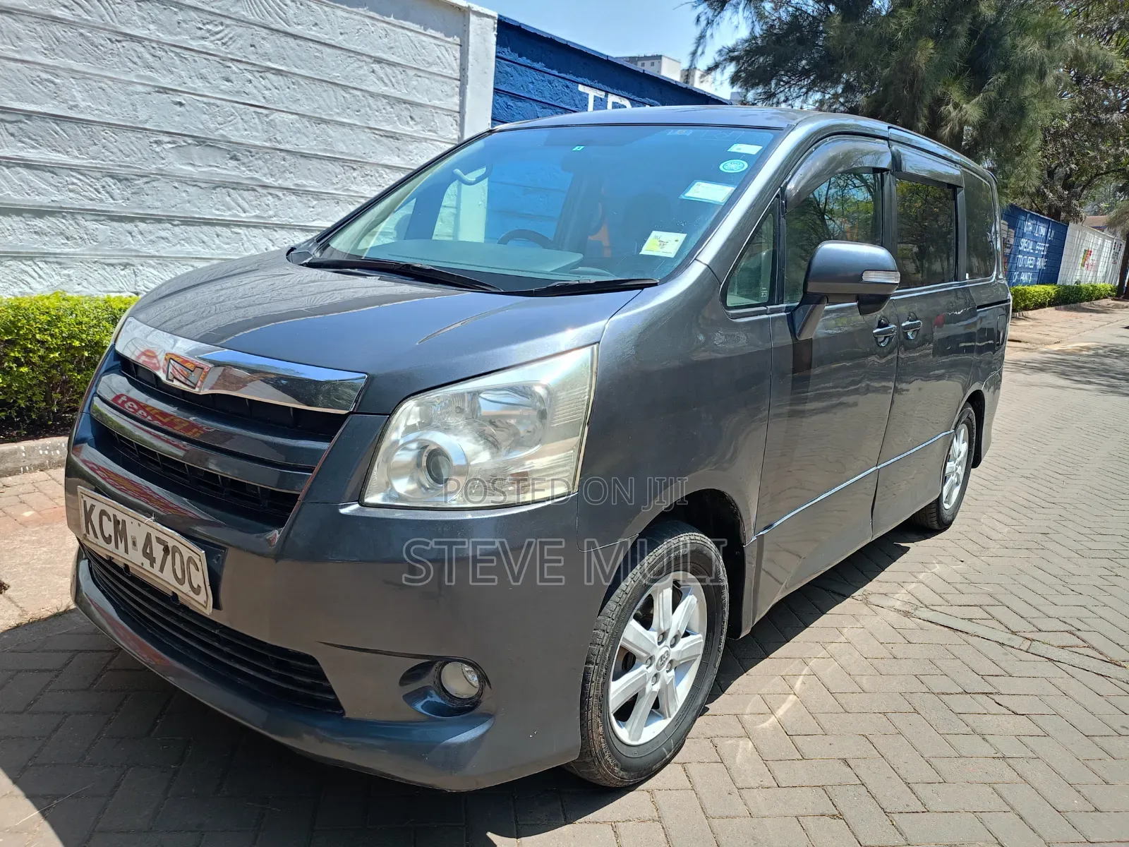 Toyota Noah 2.0 143hp FWD (8 Seater) 2010 Gray