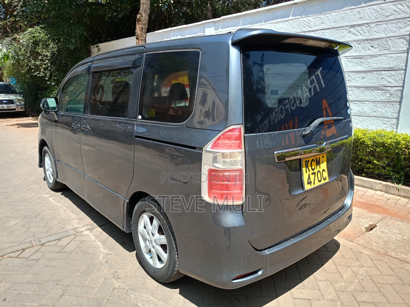 Toyota Noah 2.0 143hp FWD (8 Seater) 2010 Gray