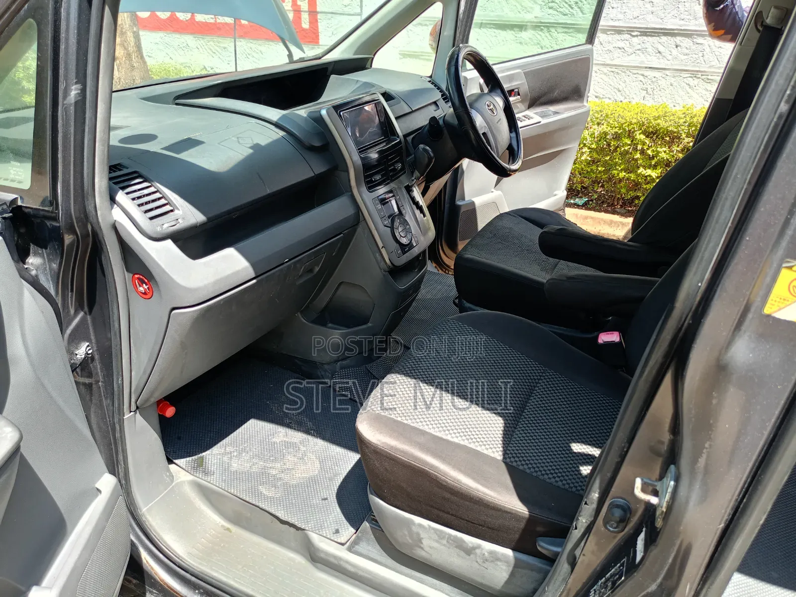 Toyota Noah 2.0 143hp FWD (8 Seater) 2010 Gray